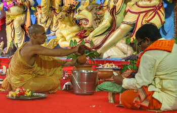 সপ্তমীর সকালে রমনা কালিমন্দিরে ভক্তদের ঢল