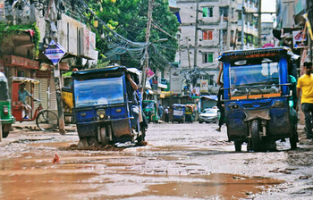 পানির নিচে লুকানো ফাঁদ, মৃত্যুঝুঁকি নিয়েই চলাচল
