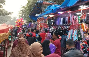 জমে উঠেছে দিনাজপুরে পুরাতন কাপড়ের বাজার