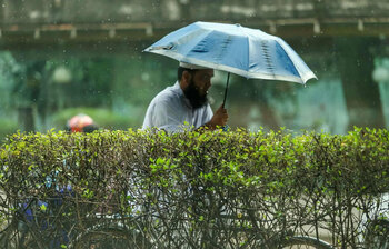 ঝিরিঝিরি বৃষ্টিতে ছুটির ঢাকায় শান্তির আমেজ