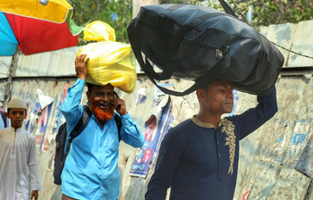 নাড়ির টানে বাড়ি ফিরছেন তারা