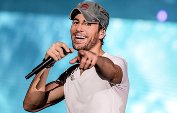 এনরিকে ইগলেসিয়াসের ছবিতে বাঁধা সেরা মুহূর্ত