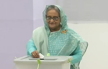 মেয়েকে নিয়ে ভোট দিলেন প্রধানমন্ত্রী