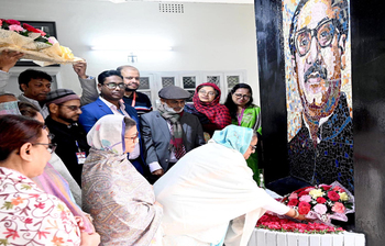 জয়ের পর পরিবার নিয়ে স্বজনদের কবরে শেখ হাসিনার শ্রদ্ধা