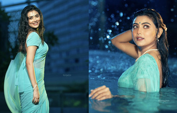 নীল শাড়ির ভেজা সাজে লাস্যময়ী ইধিকা