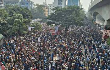 এ যেন জনসমুদ্র