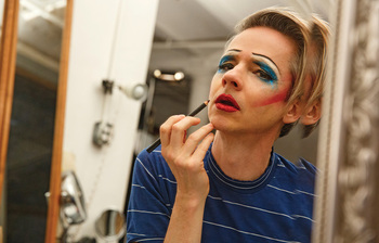 থিয়েটার থেকে সিনেমার খ্যাতি: জন ক্যামেরন মিচেলের যাত্রা