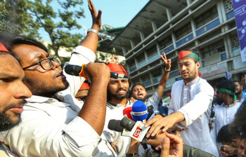 ঢাবিতে আনন্দ মিছিল