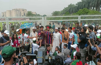 সংসদ ভবনের গেটে জুলাই যোদ্ধারা