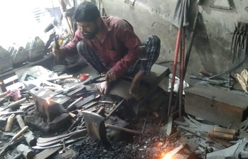 দাঁ-বঁটি তৈরিতে ব্যস্ত কামারপাড়া