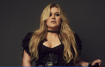 স্টেজের আলো নয়, কণ্ঠেই ছিল কেলির আত্মার দীপ্তি