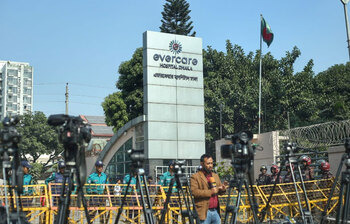 ভিড় কমায় স্বস্তি, নীরবে লড়ছেন খালেদা জিয়া