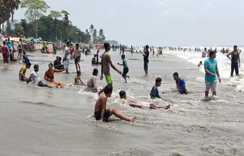 রোদে পুড়ছে দেশ, পর্যটকে মুখর কুয়াকাটা
