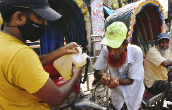 গরমে থেমে নেই শ্রমজীবীরা