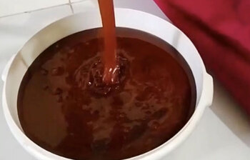 ছবিতে ঘাস থেকে গুড় তৈরি