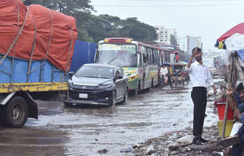 বৃষ্টিতে জলাবদ্ধ মালিবাগ বিশ্বরোড, দুর্ভোগে পথচারী ও চালকেরা