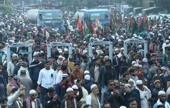 Manik Mia Avenue filled to the brim