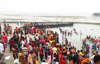 ঐতিহ্যবাহী বারুণীর স্নানে মানুষের ঢল