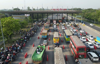 মাওয়া টোলপ্লাজায় মোটরসাইকেলের দীর্ঘ সারি