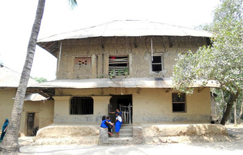 গ্রামীণ ঐতিহ্যের মাটির ঘর এখন স্মৃতির খাতা ছুঁয়ে বাঁচে