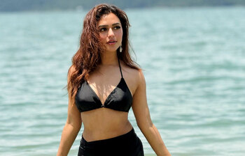 বিকিনিতে উষ্ণতা ছড়াচ্ছে নুসরাত ফারিয়া