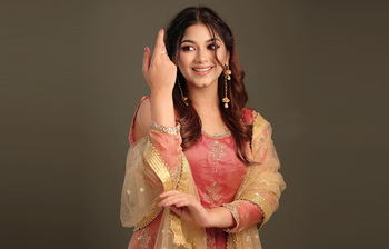 সাধারণ সাজেও অপরূপ পরশা