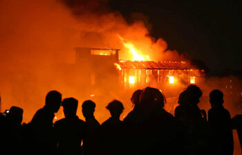 ছবিতে কড়াইল বস্তির আগুন