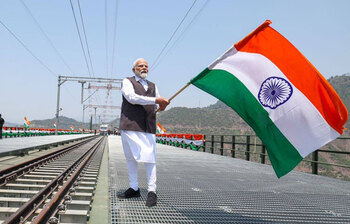 নরেন্দ্র মোদী: চা-বিক্রেতা থেকে ভারতের প্রধানমন্ত্রী