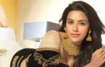 ছবিতে প্রিয়া আনন্দের স্টাইল ও শৈলী