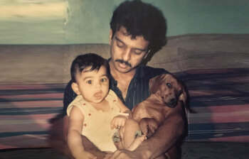 চিনতে পারছেন মায়াবী এই ছোট্ট শিশুটি কে?