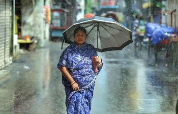 ঢাকার আকাশে রোদের সঙ্গে বৃষ্টির খেলা