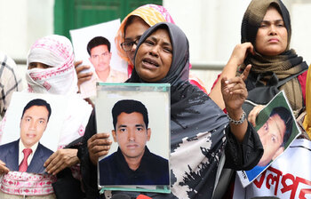 গুম-খুনের বিচার চেয়ে হাইকোর্টের সামনে স্বজনদের কান্না