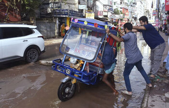 নন্দীপাড়ার রাস্তায় ঝুঁকি আর জনদুর্ভোগ