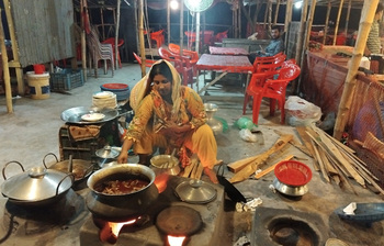 হাঁস ভুনার ঘ্রাণে সন্ধ্যা শুরু হয় যেখানে