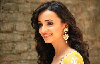 ছোট পর্দার জাদুকরী অভিনেত্রী ও ফ্যাশন আইকন সানায়া