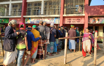 ছবিতে দেশের বিভিন্ন স্থানের ভোটকেন্দ্র