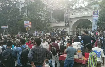 রাস্তায় নেমেছেন সাত কলেজের শিক্ষার্থীরা