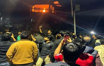 ধানমন্ডি ৩২ এ ছাত্র-জনতার বিক্ষোভ