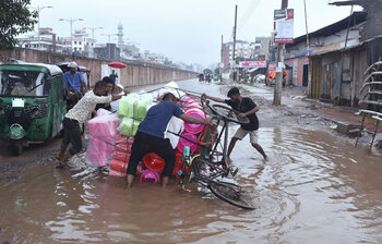 ভাঙা রাস্তায় দিশেহারা পথচারী-যাত্রী