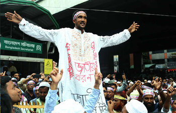 দাবি আদায়ে রাস্তায় শিক্ষকরা