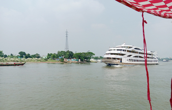 ঢাকার নদীপথে যা চোখে পড়ে