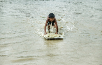 আনন্দের জোয়ারে ভাসছে শিশুরা