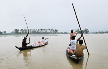 বন্যার্তদের পাশে আছেন তারা