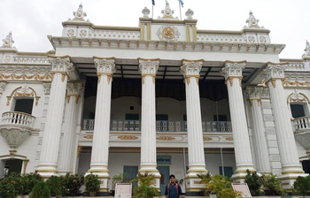 ইতিহাসের নীরব সাক্ষী মহেরা জমিদার বাড়ি