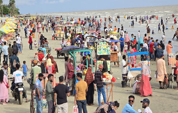 কুয়াকাটায় পর্যটকের ঢল