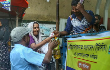স্বস্তির খোঁজে টিসিবি ট্রাকে দীর্ঘ লাইন