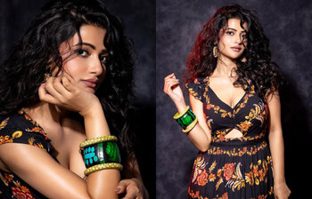 ঝাঁকড়া চুলে স্টাইলিশ উষসী