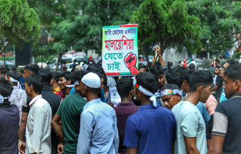 মালয়েশিয়া যেতে না পেরে শ্রমিকদের বিক্ষোভ