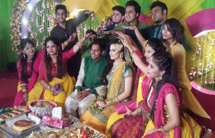 জীবনের নতুন ইনিংস শুরু হয়ে গেল মুশফিকের। জান্নাতুল কিফায়াতের সঙ্গে বিয়ে হয়ে গেল বাংলাদেশ অধিনায়কের।