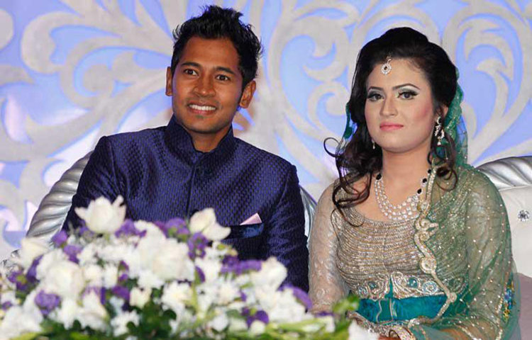 আর্মি গলফ গার্ডেনে ২৭ সেপ্টেম্বর বিবাহোত্তর সংবর্ধনা অনুষ্ঠানে স্ত্রীর সঙ্গে মুশফিকুর রহিম। জান্নাতুল কিফায়াতের সঙ্গে নতুন জীবনের অধ্যায় শুরু করেলেন তিনি